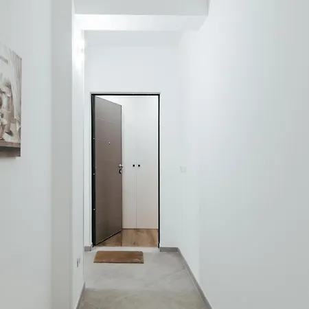 Close To Stadium & City Center - Modern Apartment * جنوة