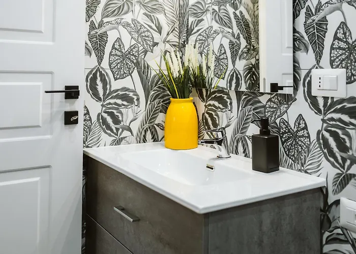 Close To Stadium & City Center - Modern Apartment شقة جنوة