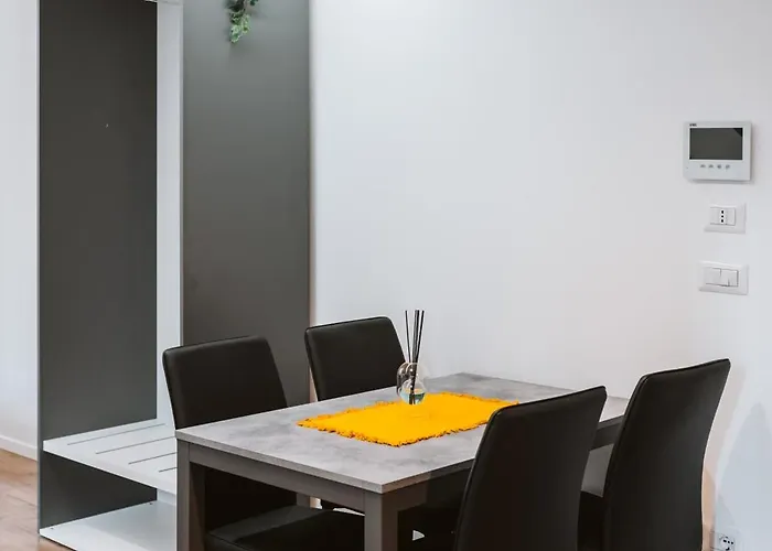 Close To Stadium & City Center - Modern Apartment شقة *