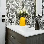 Close To Stadium & Center - Modern Apartman Genova
